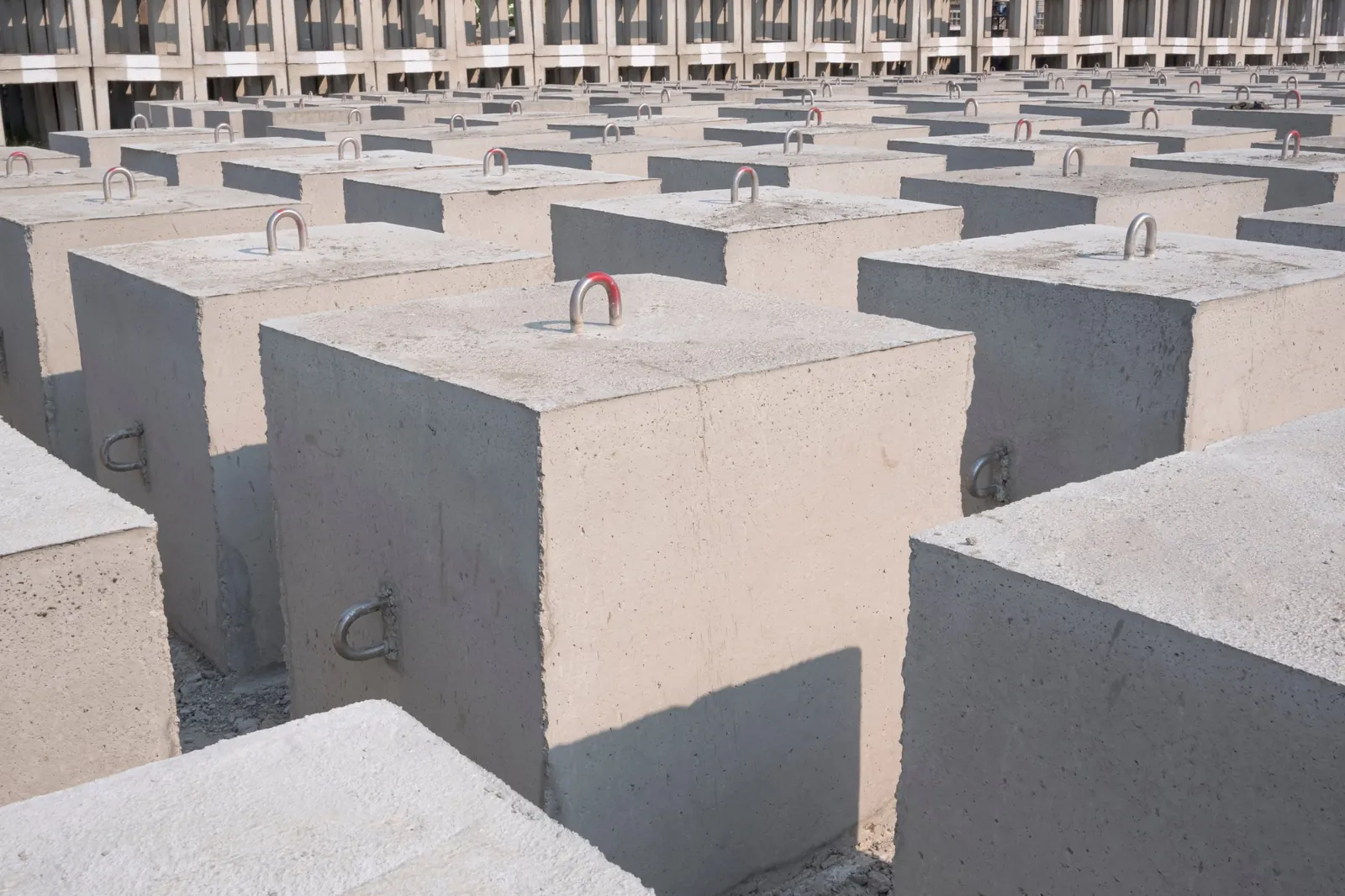 Üst yüzünde paslanmaz çelik halka bulunan, sıra sıra dizilmiş küp biçimli beton bloklar
