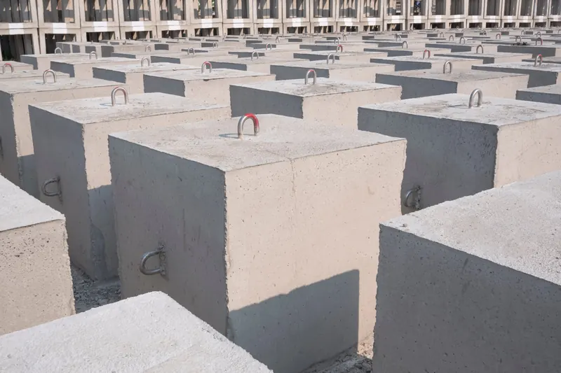 Üst yüzünde paslanmaz çelik halka bulunan, sıra sıra dizilmiş küp biçimli beton bloklar
